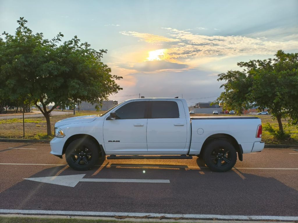 CLASSIC LARAMIE 5.7 CD V8 4X4 Aut. — foto 8