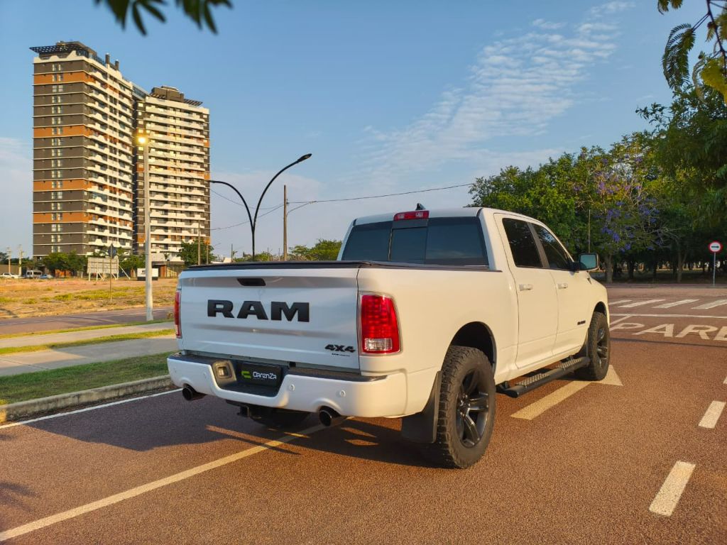 CLASSIC LARAMIE 5.7 CD V8 4X4 Aut. — foto 14