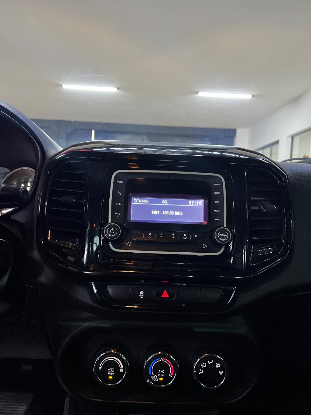 Toro Freedom 1.8 16V Flex Aut. — foto 3