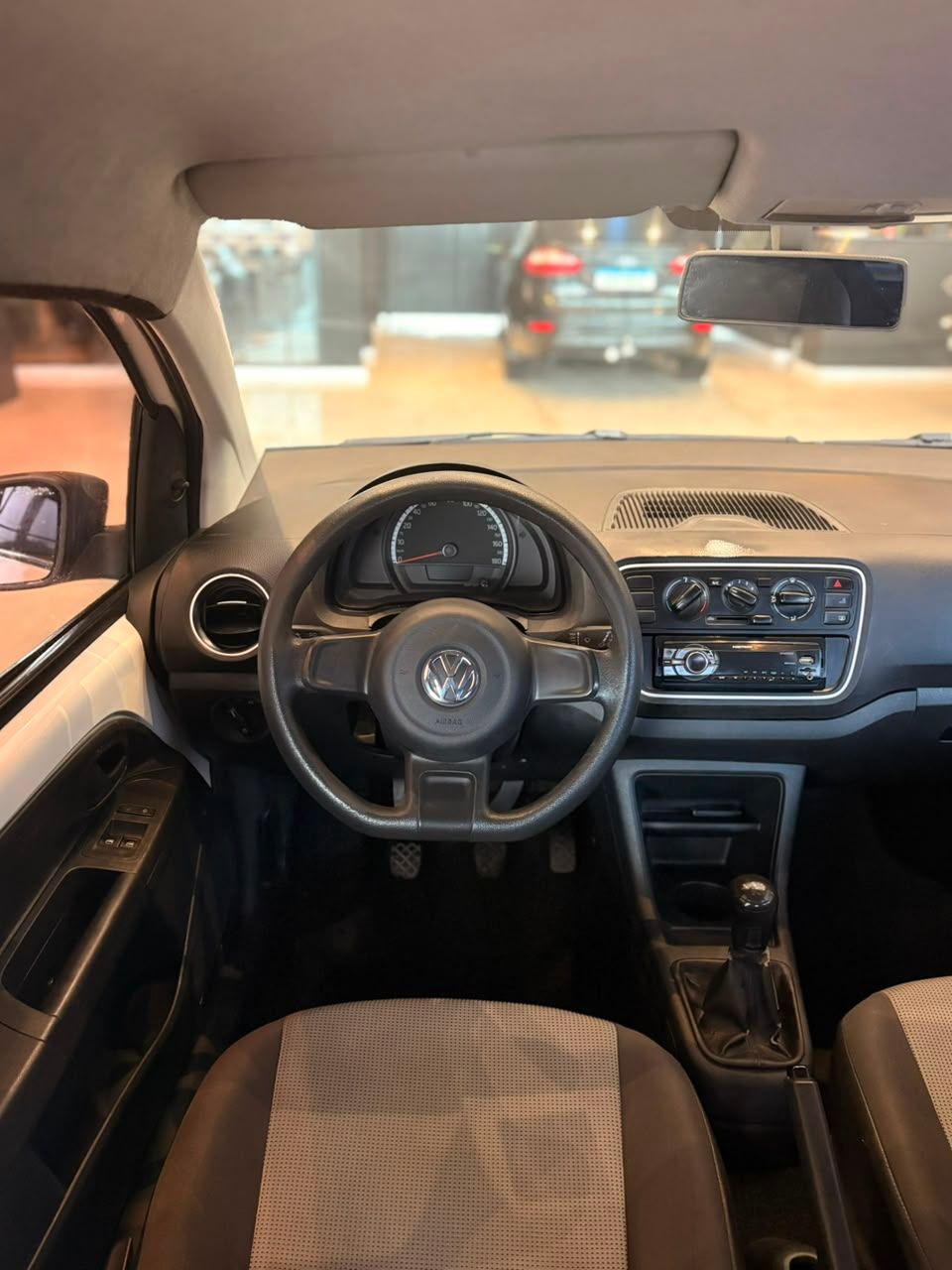 VOLKSWAGEN UP! TAKE 1.0 / 2017 FINANCIA 100% — foto 8