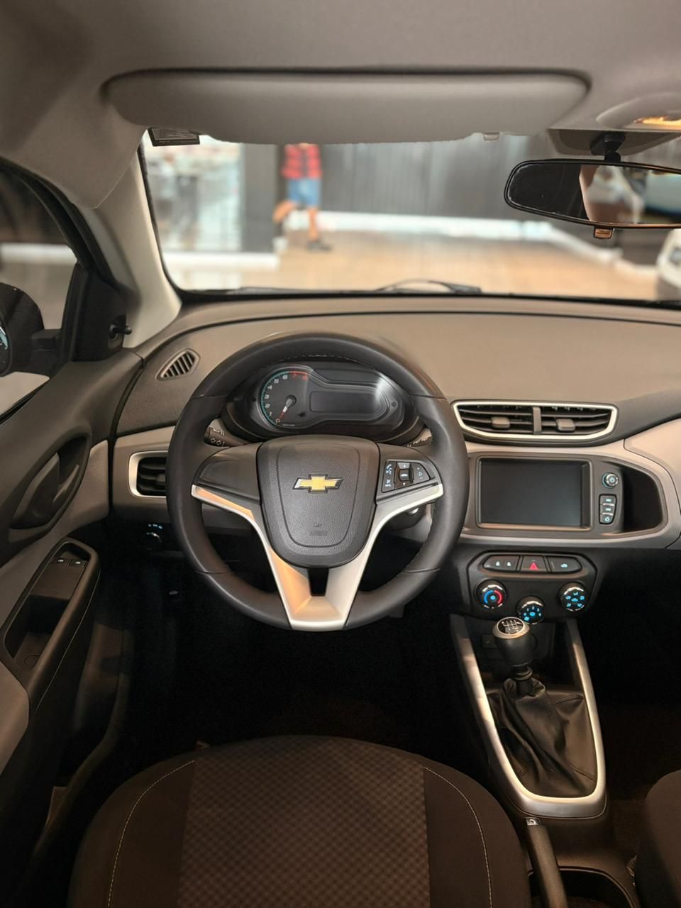 ONIX HATCH LT - FINANCIA 100% — foto 9