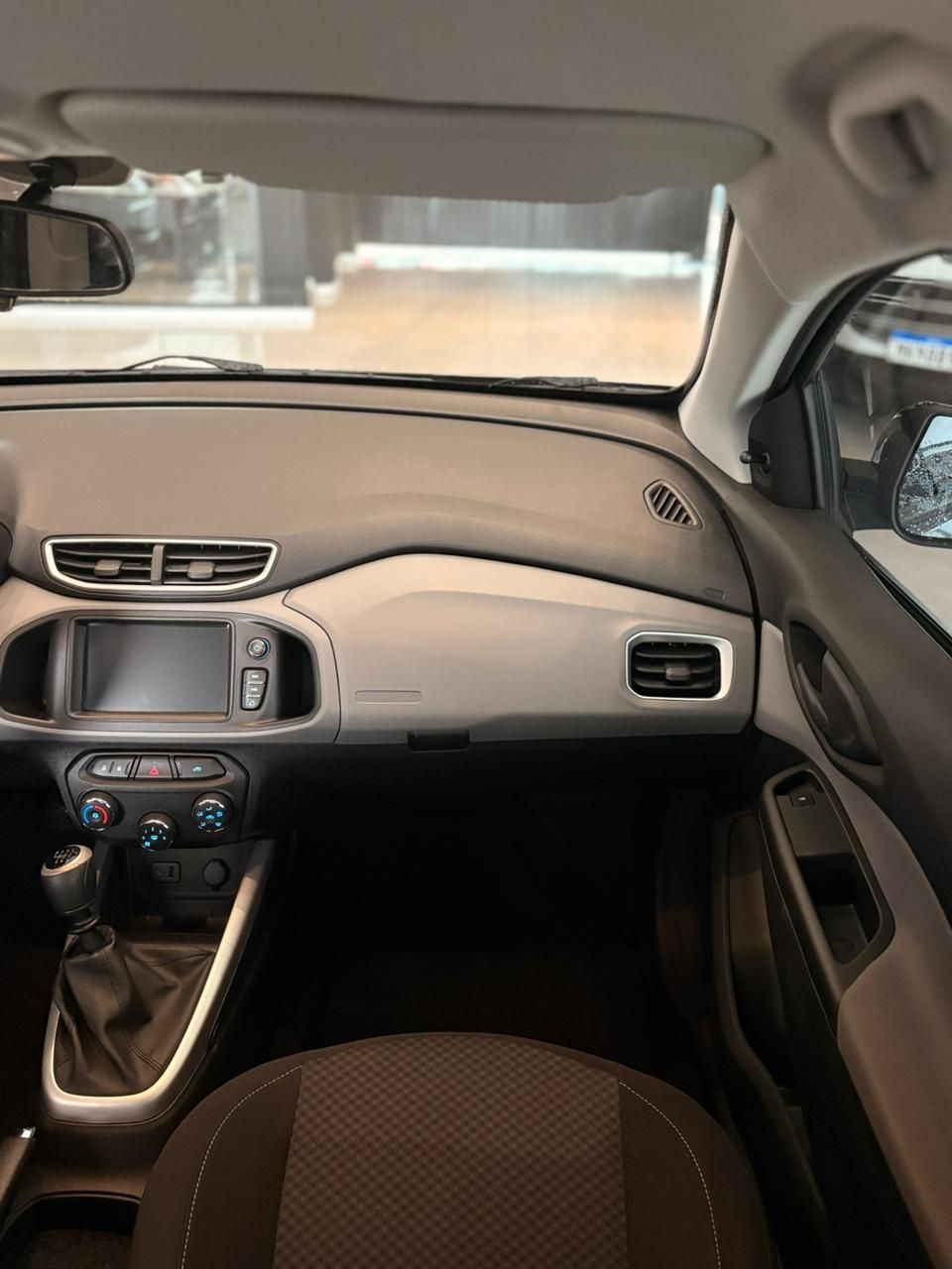 ONIX HATCH LT - FINANCIA 100% — foto 8
