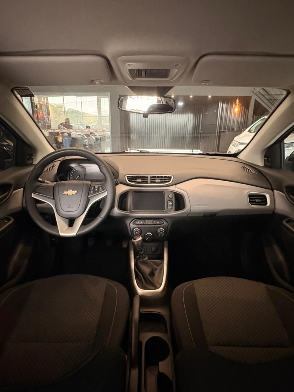 ONIX HATCH LT - FINANCIA 100% — foto 7