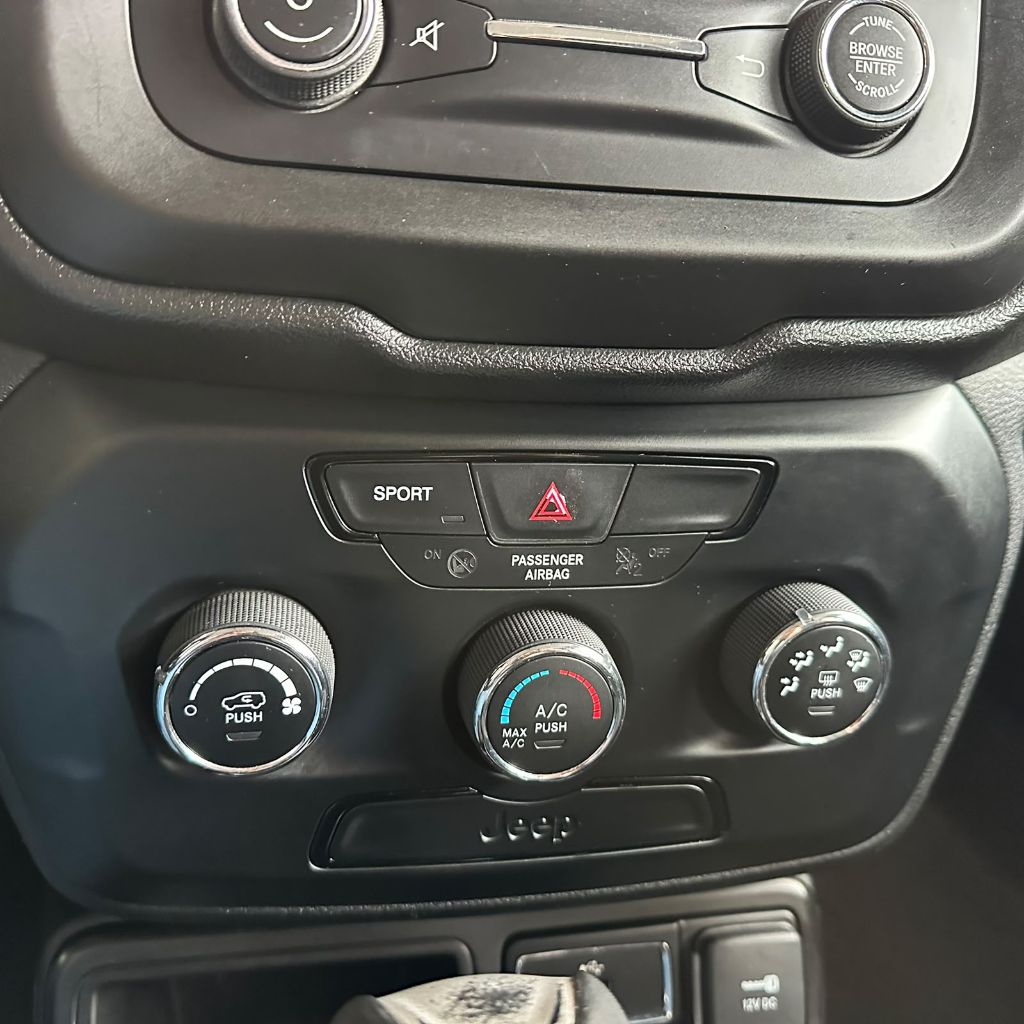 Renegade Sport 1.8 4x2 Flex 16V Aut. - foto 13