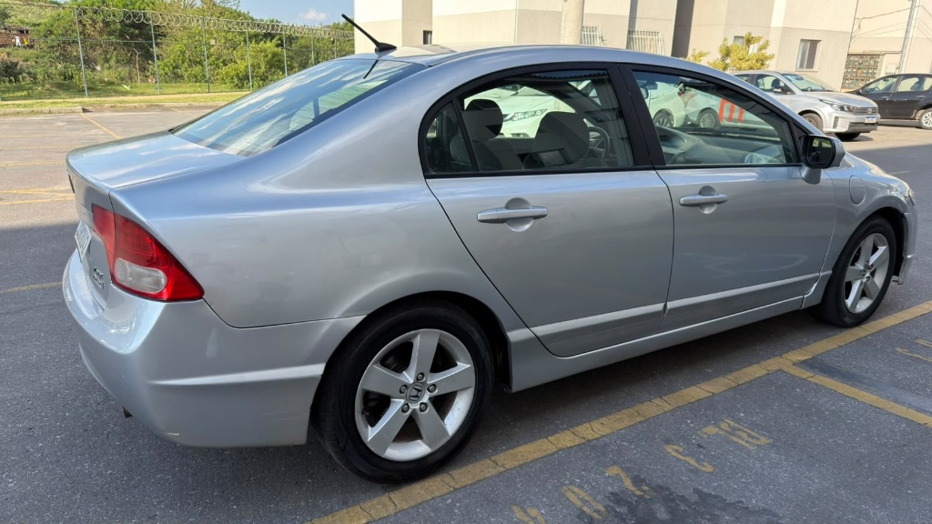 Civic Sedan LXS 1.8/1.8 Flex 16V Mec. 4p — foto 3