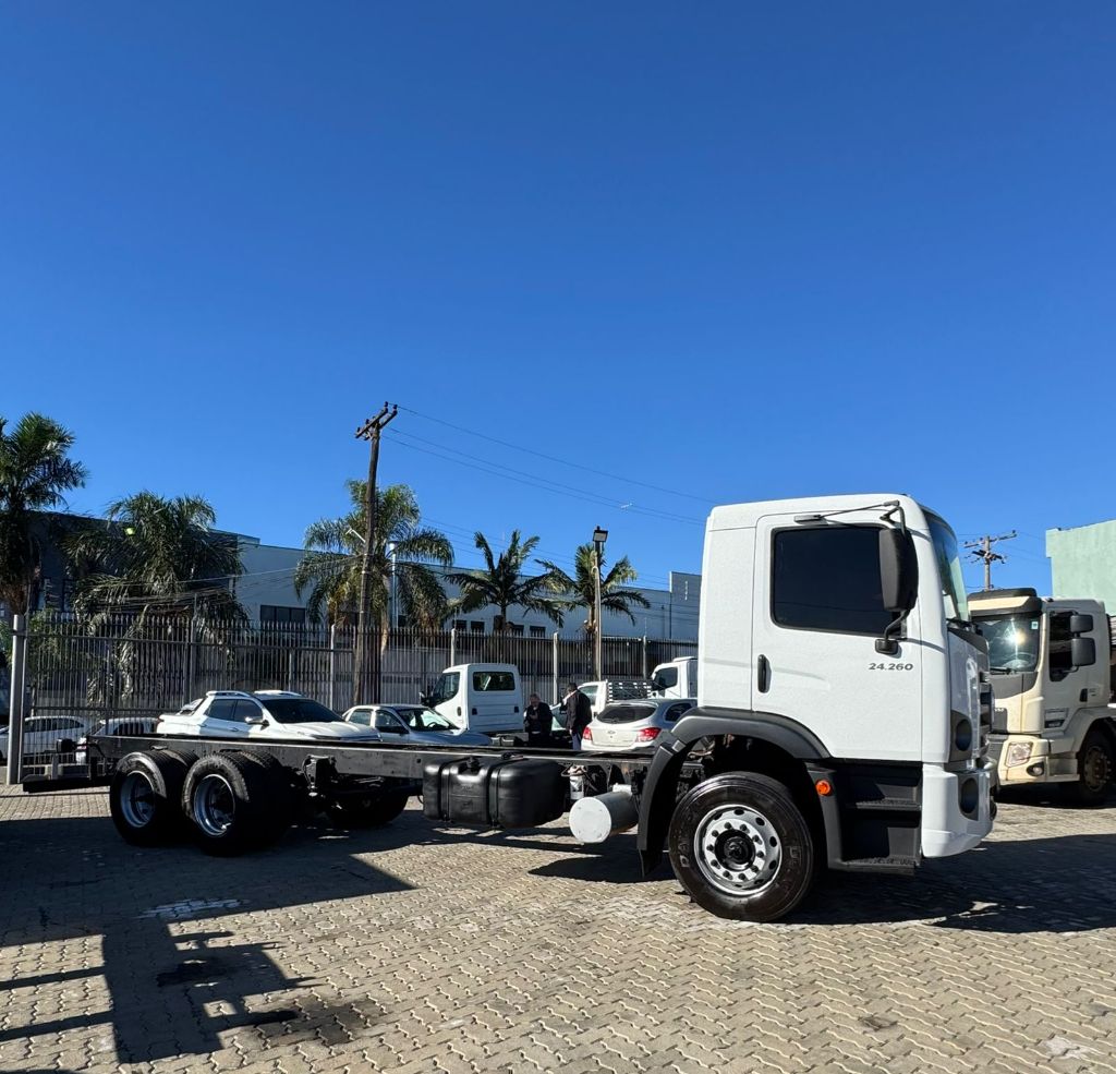 VW 24-260 E Constel. 6x2  — foto 4