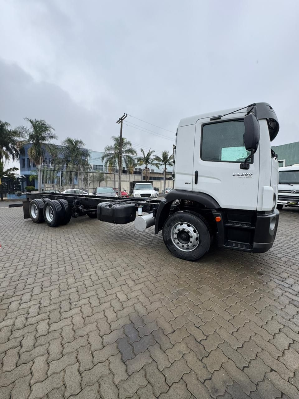 VW 24-280 E Constel. 6x2 — foto 5