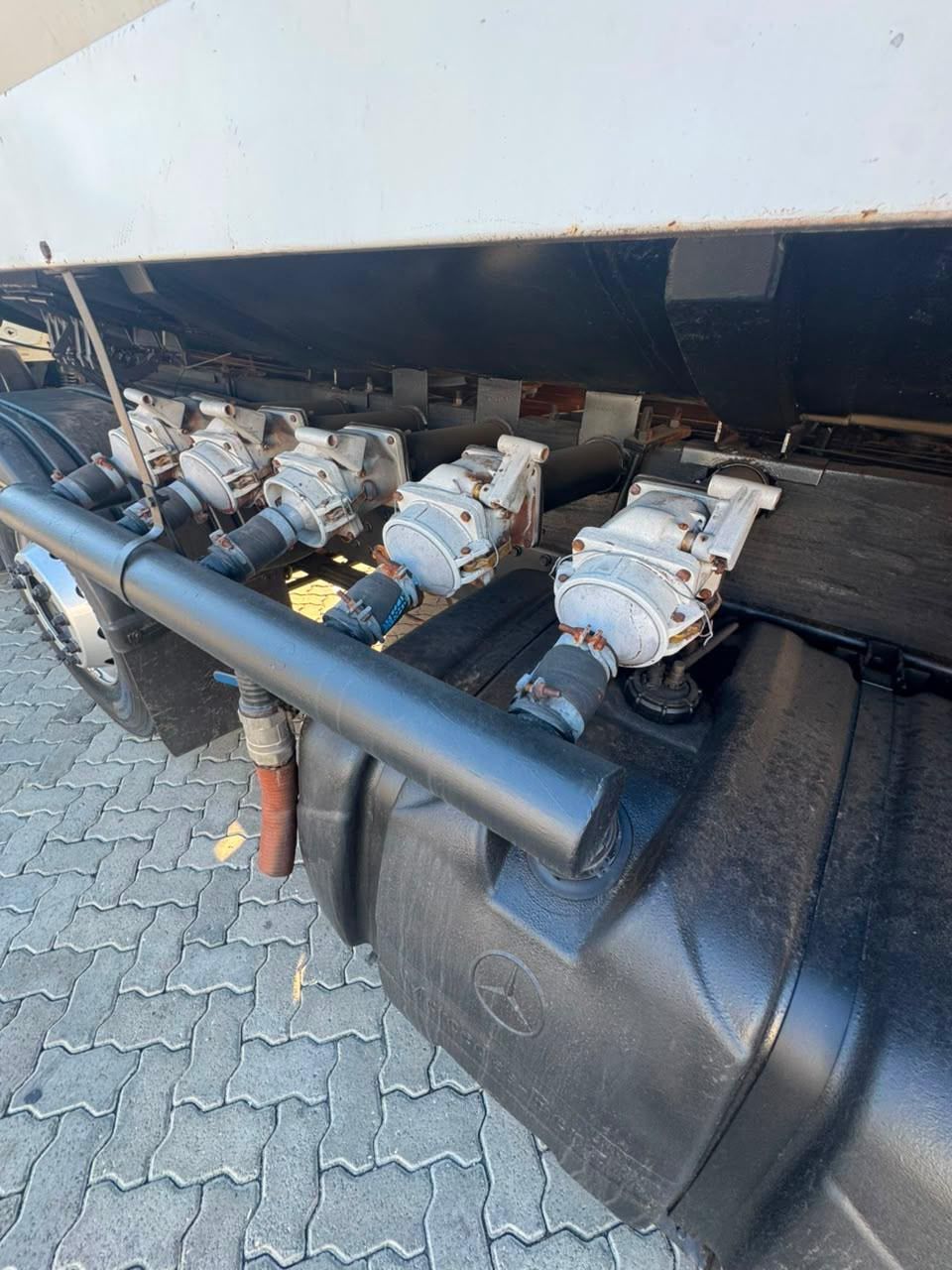 Atego 3030 CE 8x2 TANQUE  — foto 6
