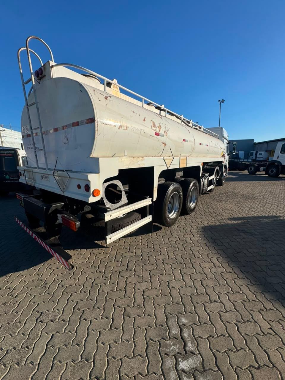 Atego 3030 CE 8x2 TANQUE  — foto 4