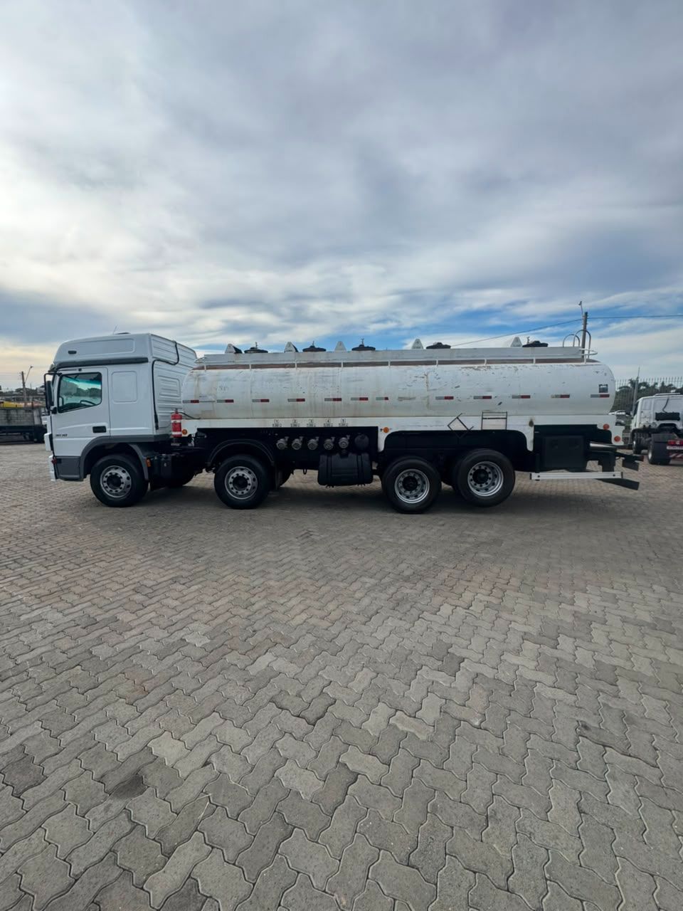 Atego 3030 CE 8x2 TANQUE — foto 8