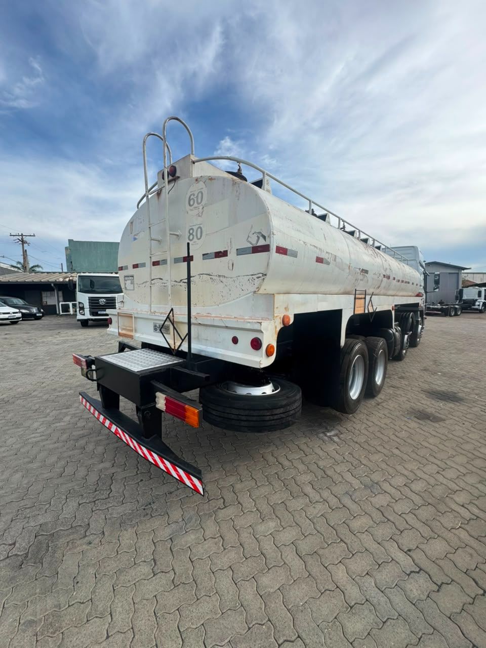 Atego 3030 CE 8x2 TANQUE — foto 9