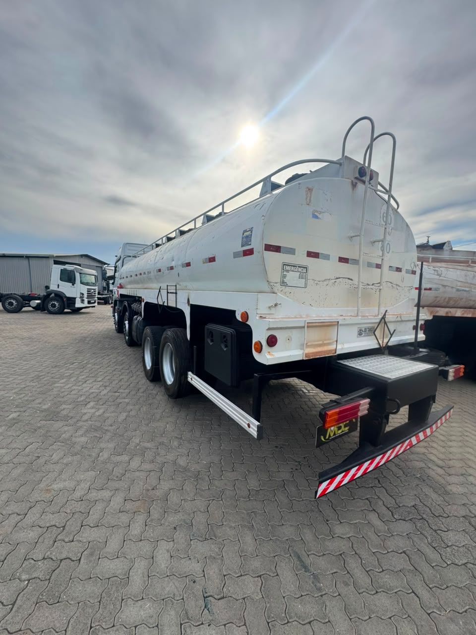 Atego 3030 CE 8x2 TANQUE — foto 4