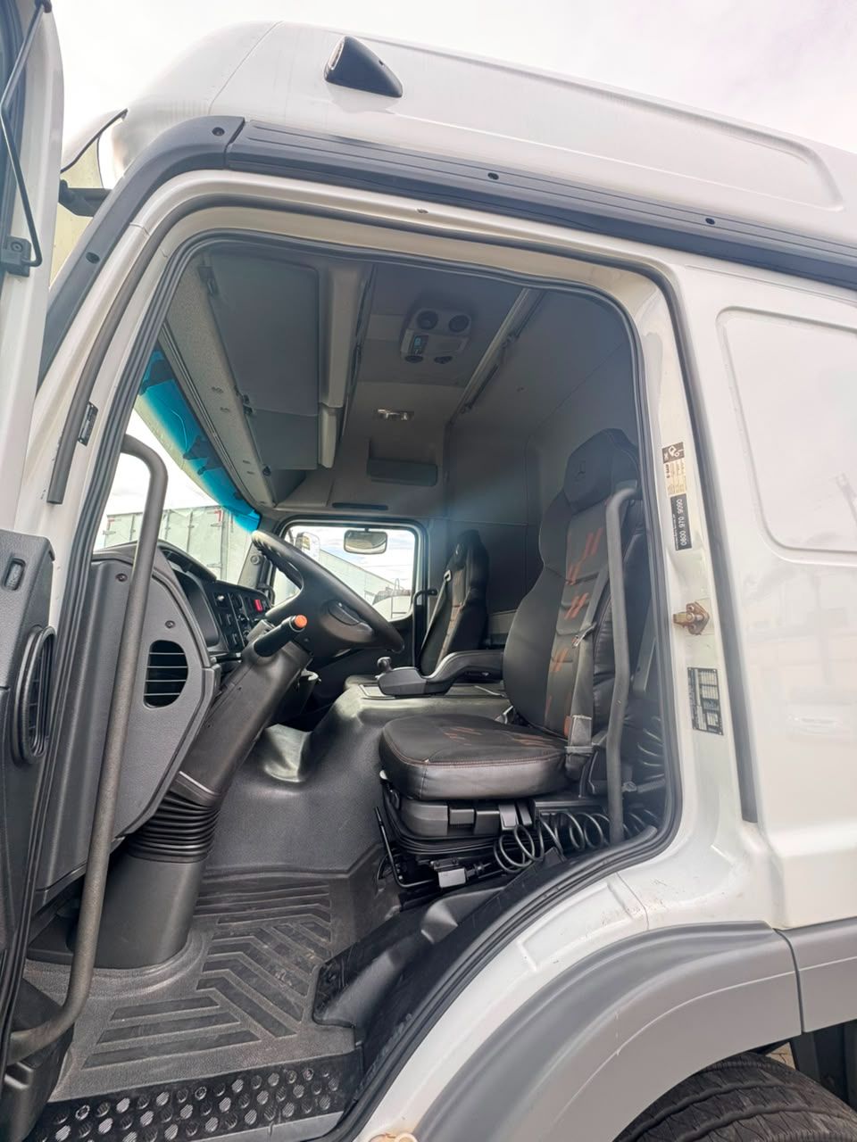 Atego 3030 CE 8x2 TANQUE — foto 13