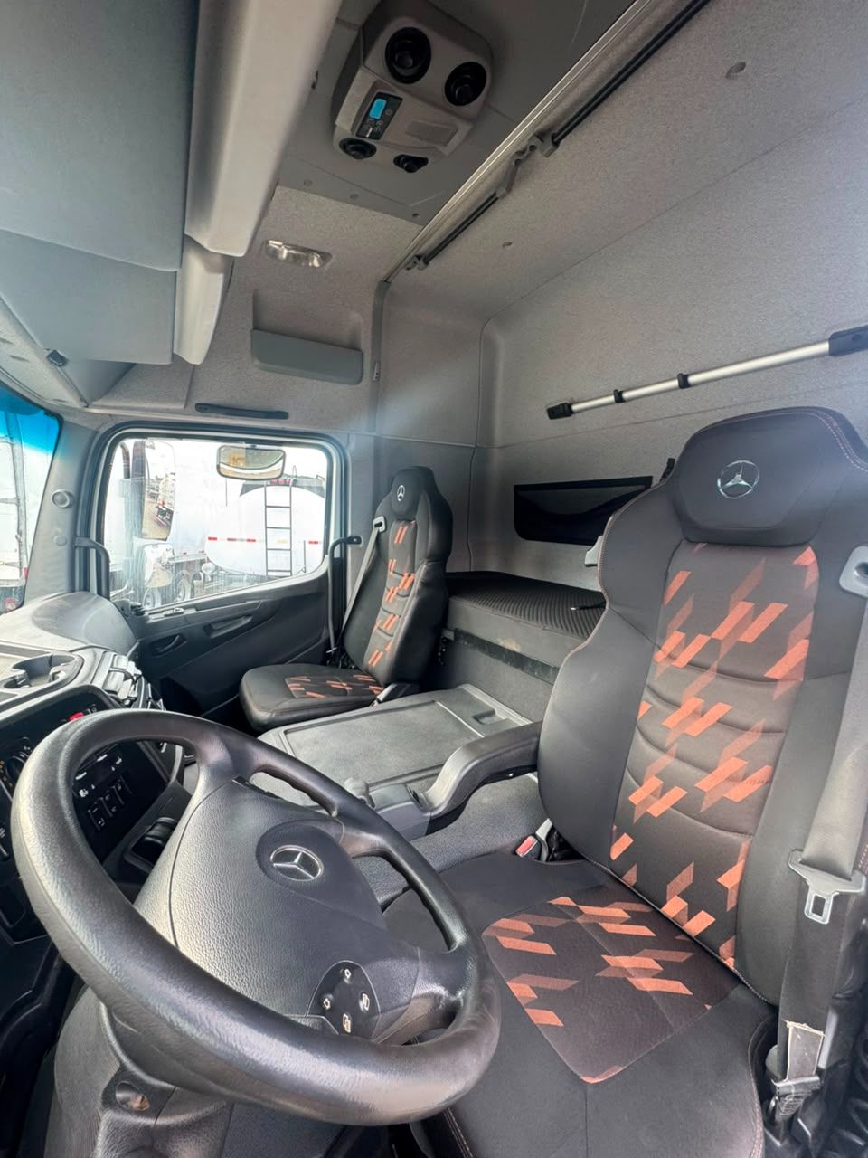 Atego 3030 CE 8x2 TANQUE — foto 15