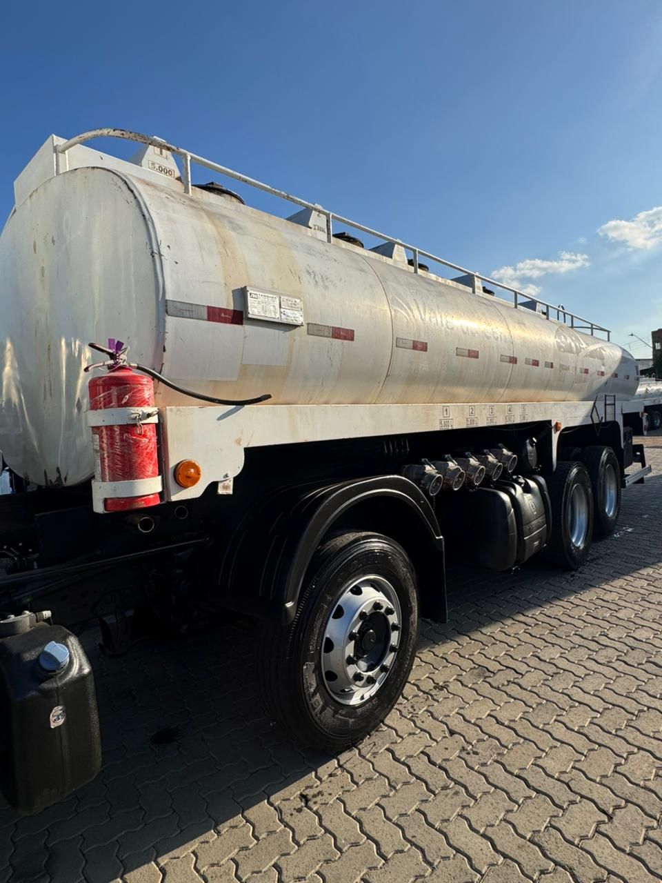 Atego 3030 CE 8x2 TANQUE — foto 4