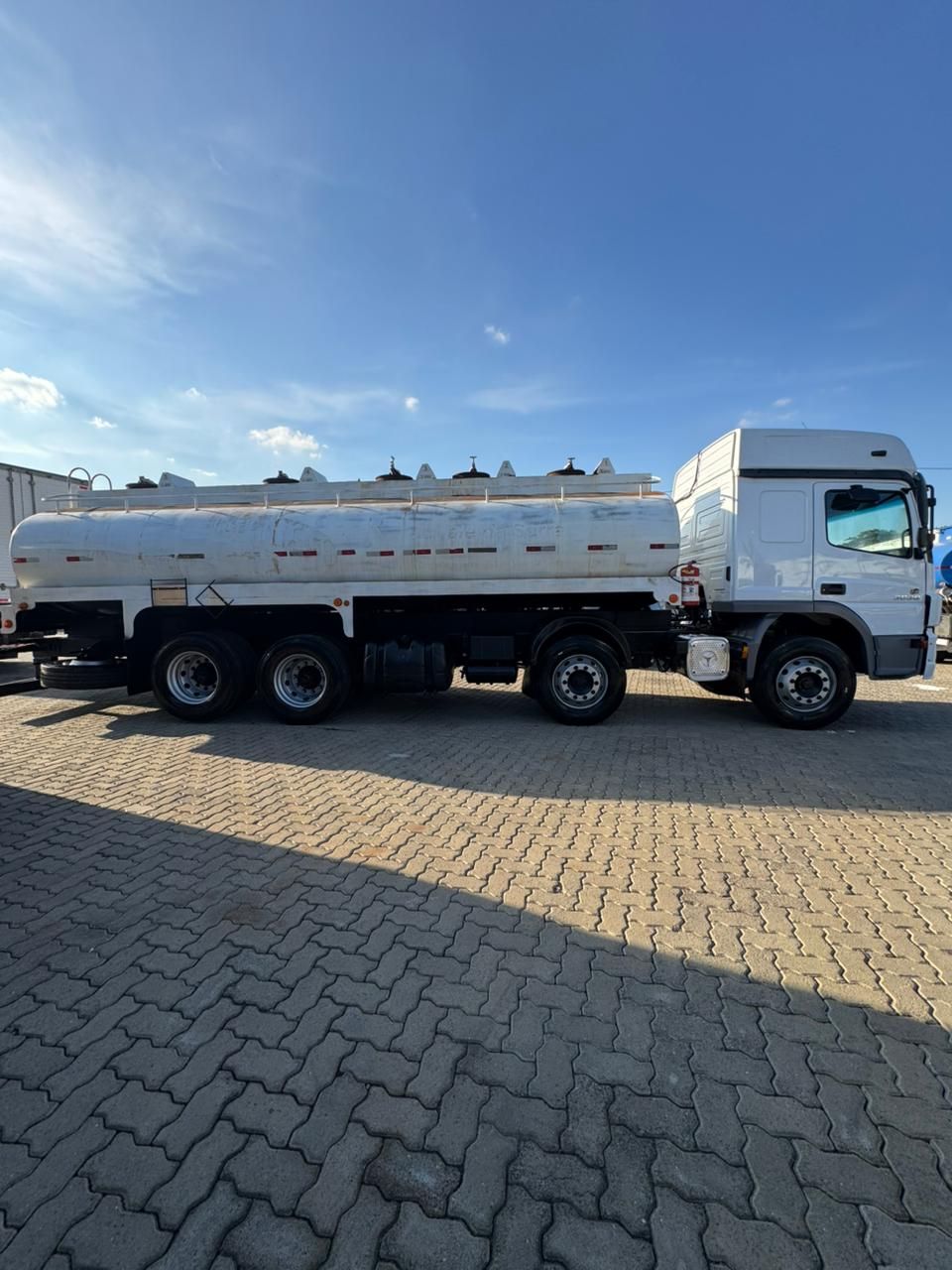 Atego 3030 CE 8x2 TANQUE — foto 8