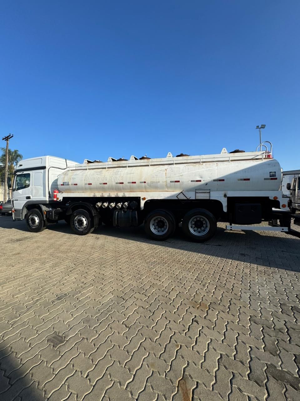 Atego 3030 CE 8x2 TANQUE — foto 7