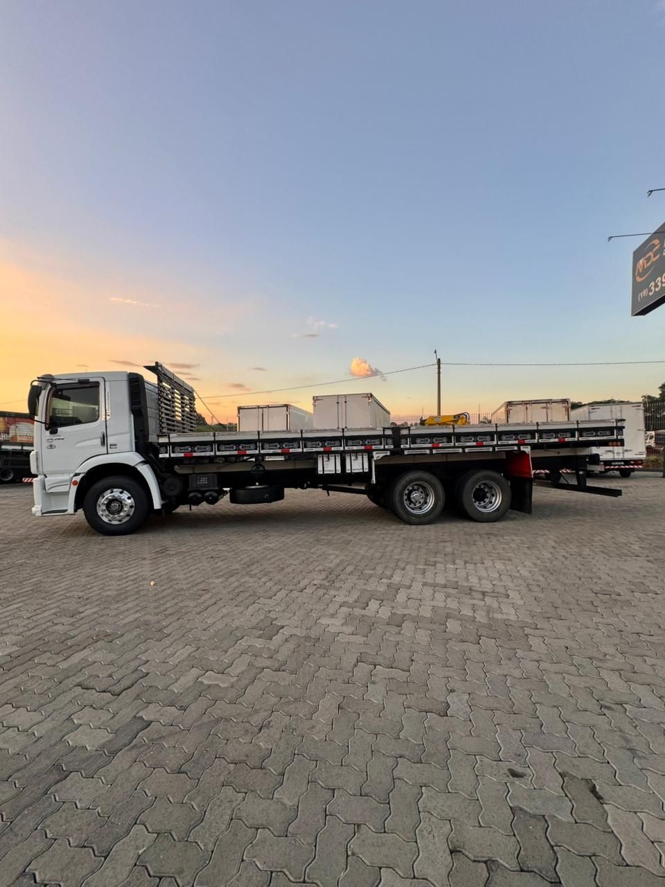VW 24-280 E Constel. 6x2 Carroceria — foto 4