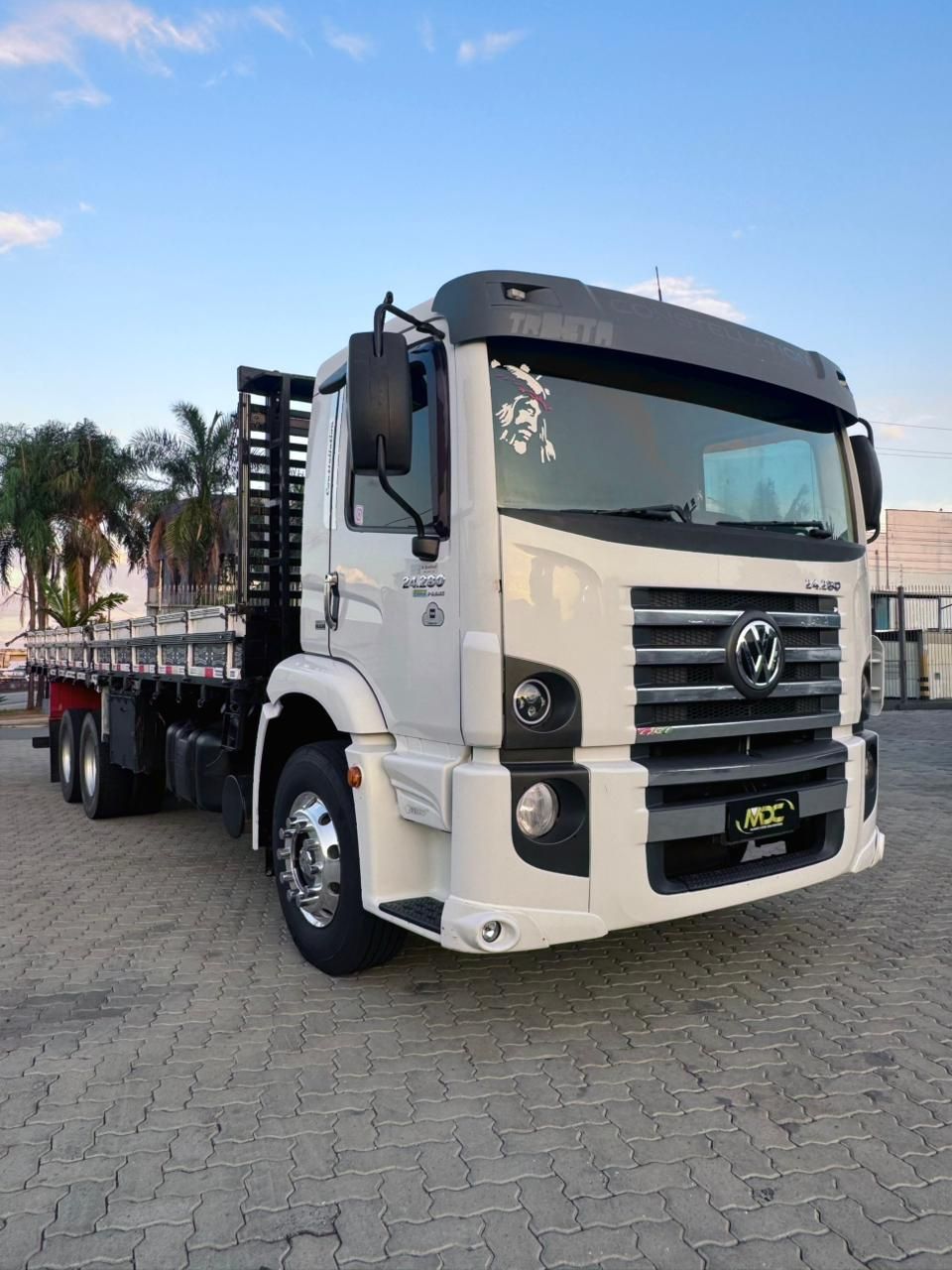 VW 24-280 E Constel. 6x2 Carroceria — foto 1